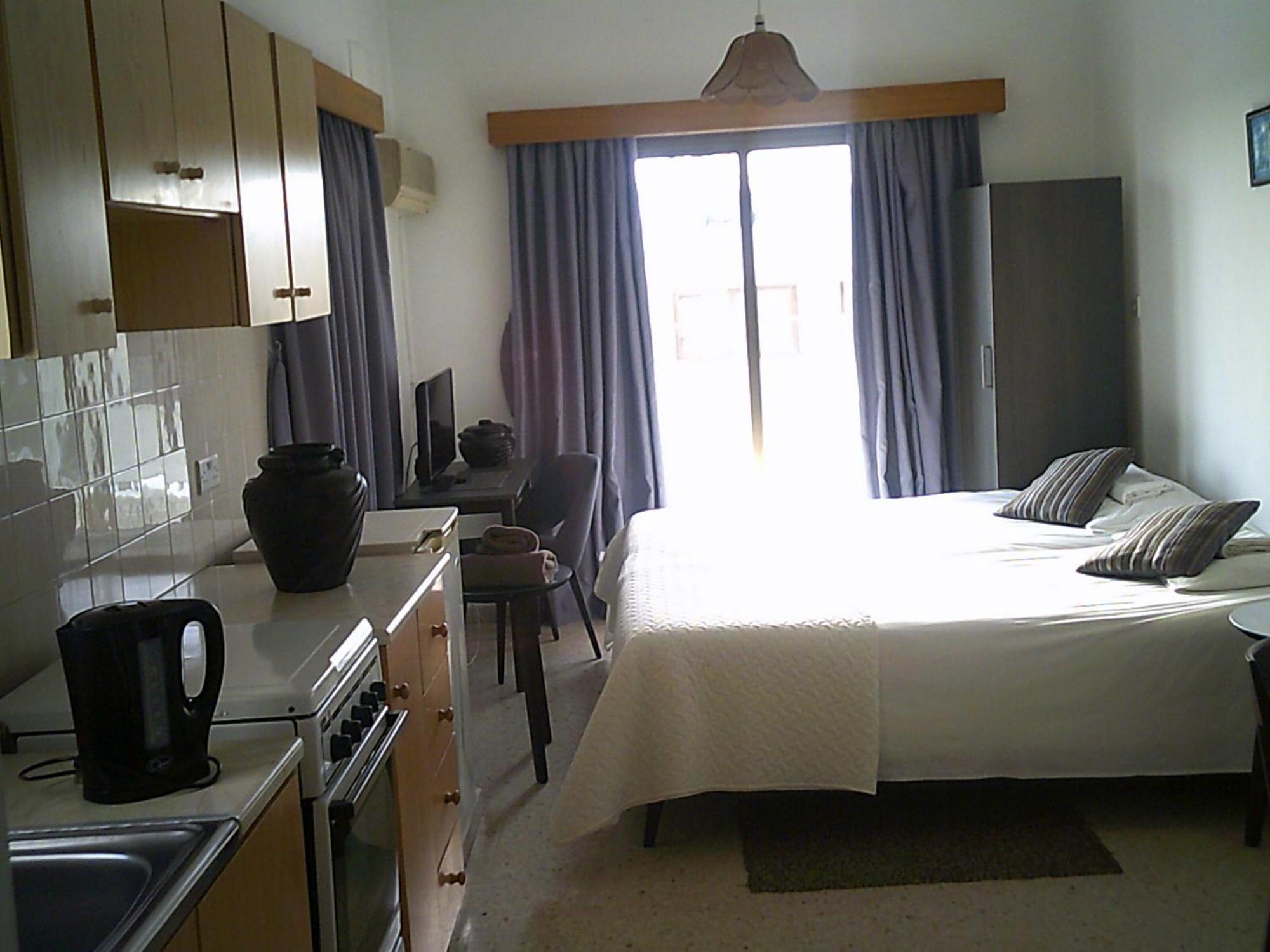 Panklitos Tourist Apartments Paphos ภายนอก รูปภาพ