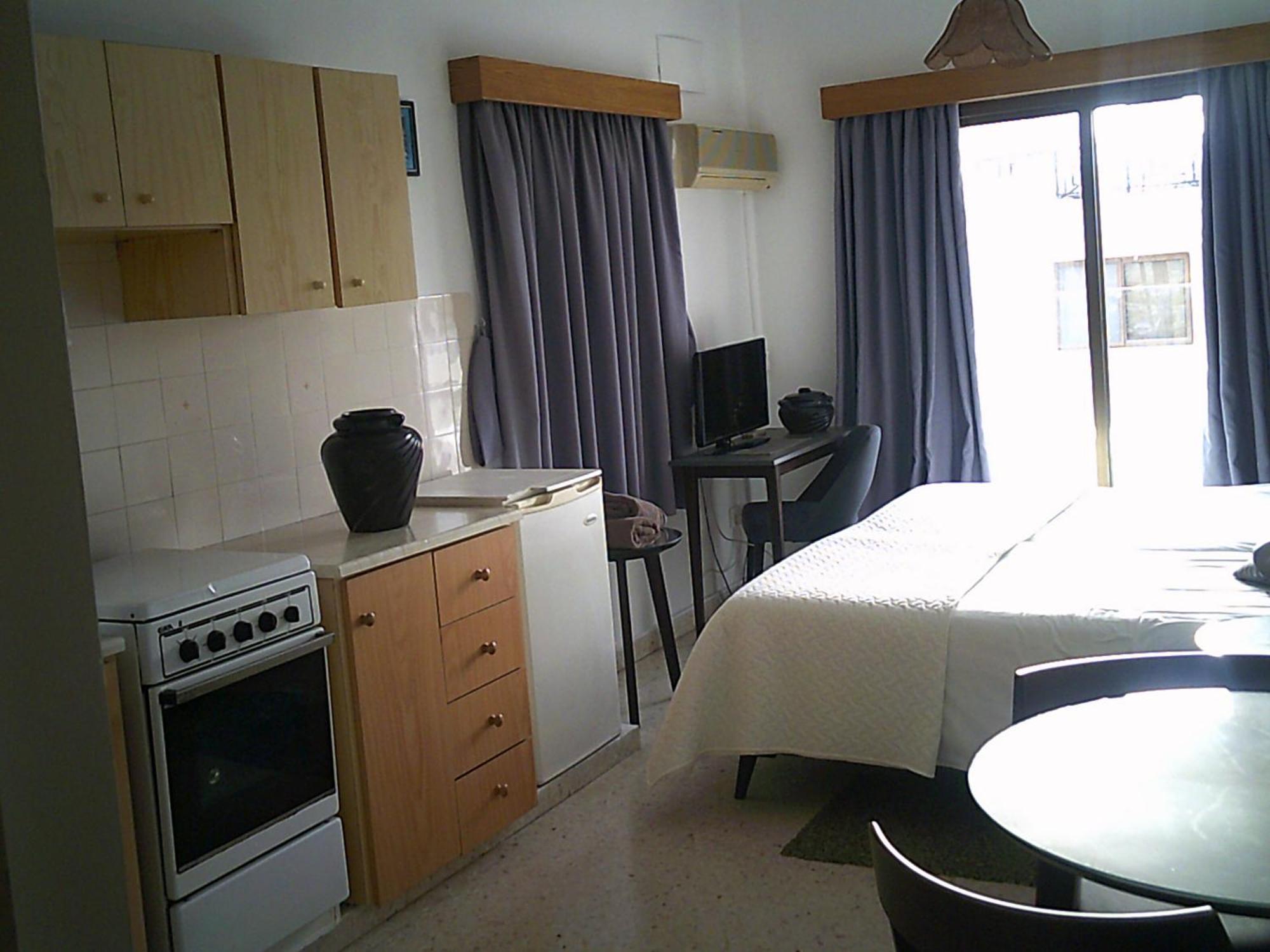 Panklitos Tourist Apartments Paphos ภายนอก รูปภาพ