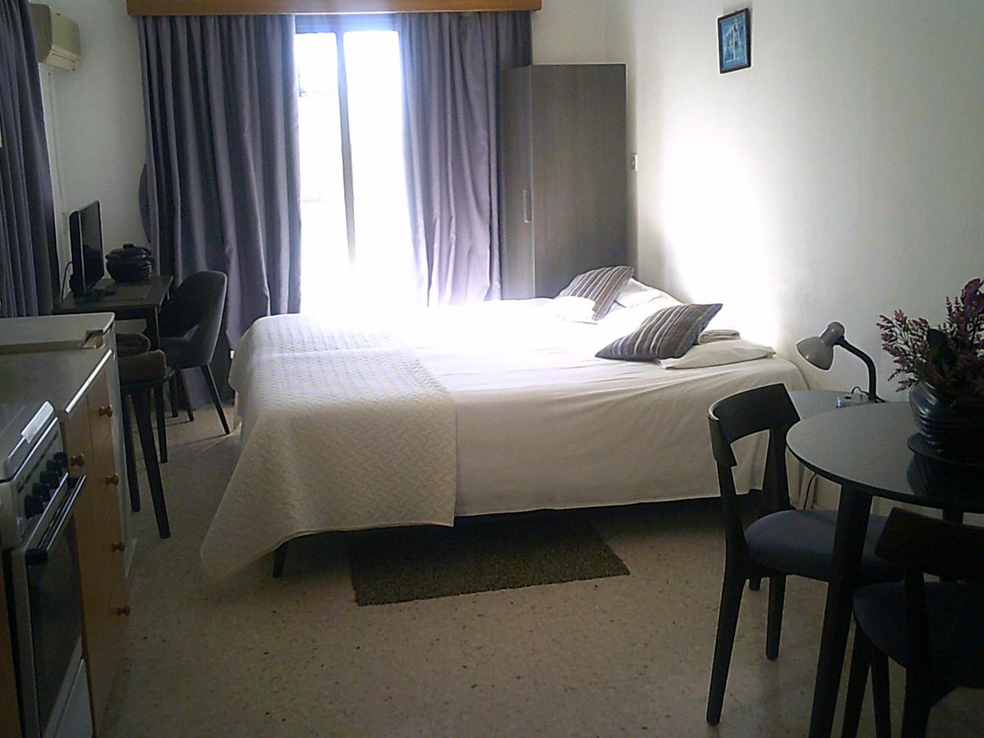 Panklitos Tourist Apartments Paphos ภายนอก รูปภาพ