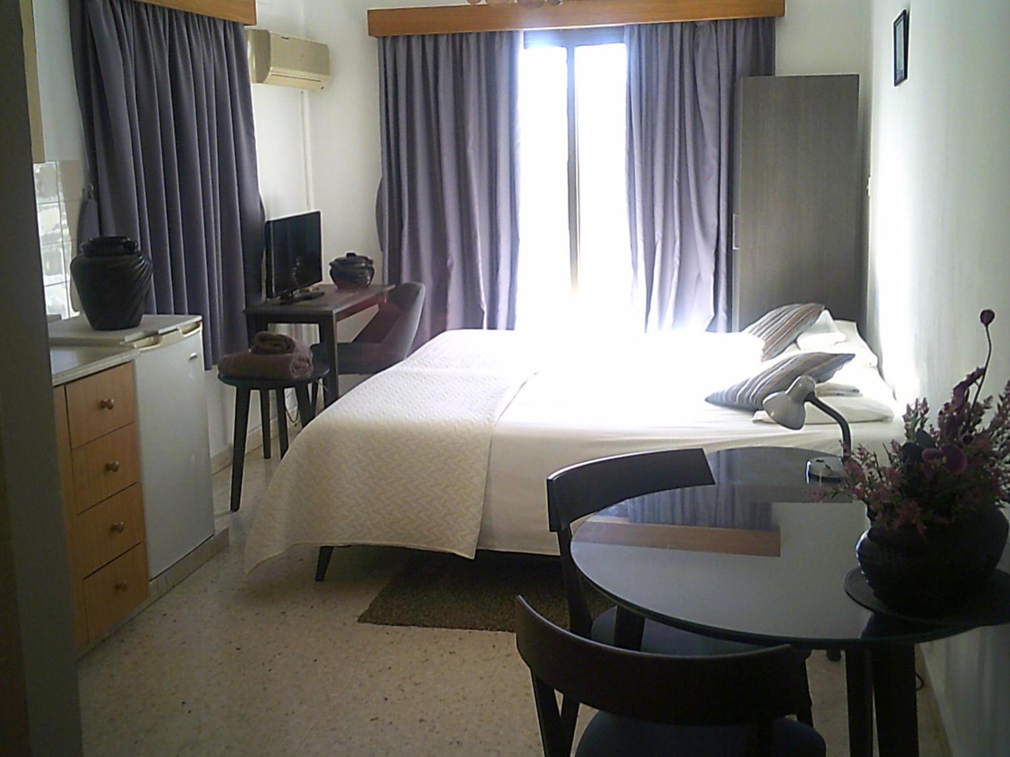 Panklitos Tourist Apartments Paphos ภายนอก รูปภาพ