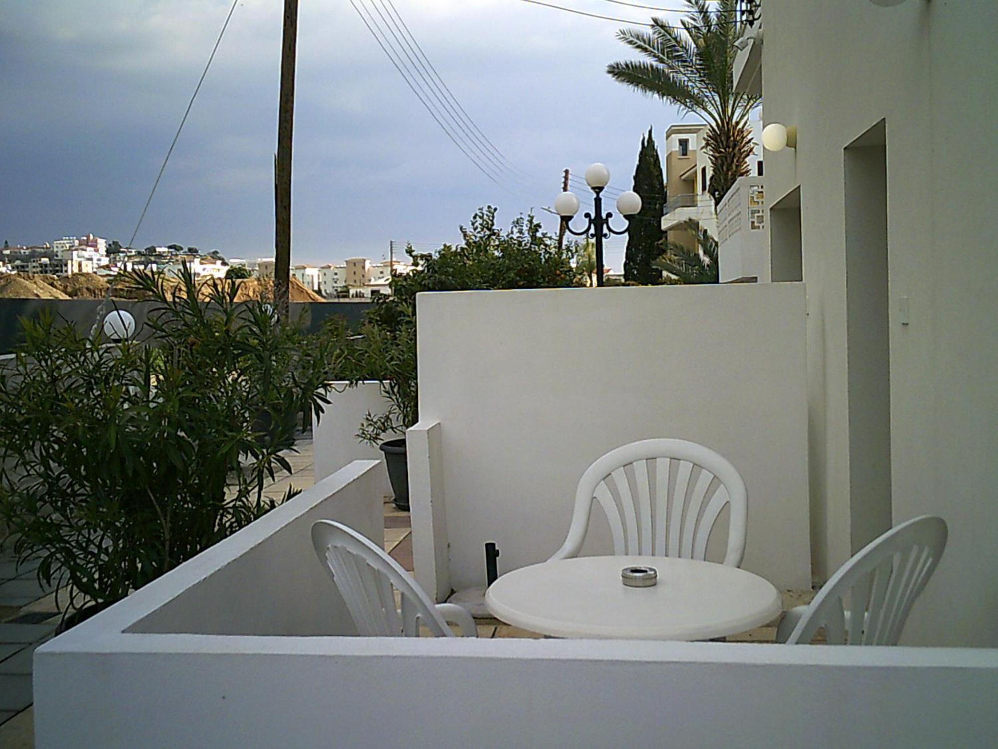 Panklitos Tourist Apartments Paphos ภายนอก รูปภาพ