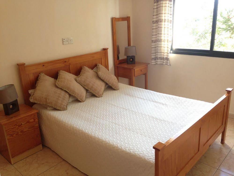 Panklitos Tourist Apartments Paphos ภายนอก รูปภาพ